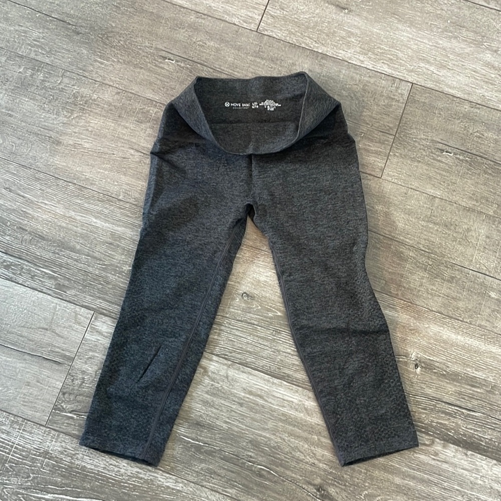 Brand new sheathing sports leggings with details.